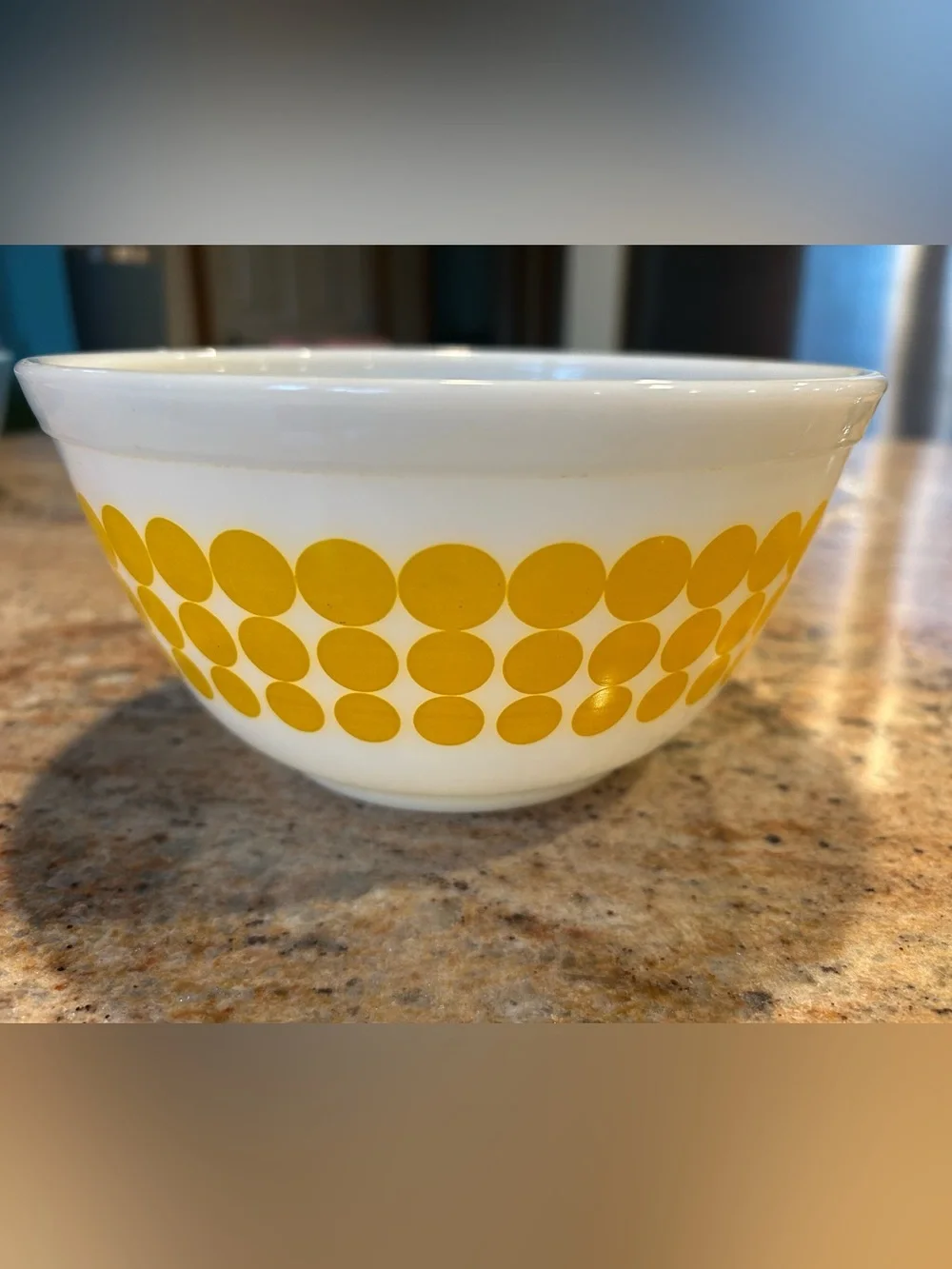 Pyrex #402 1 1/2QT “yellow dots” Series  